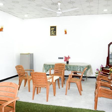 Tharaka Homestay Уелигама Екстериор снимка