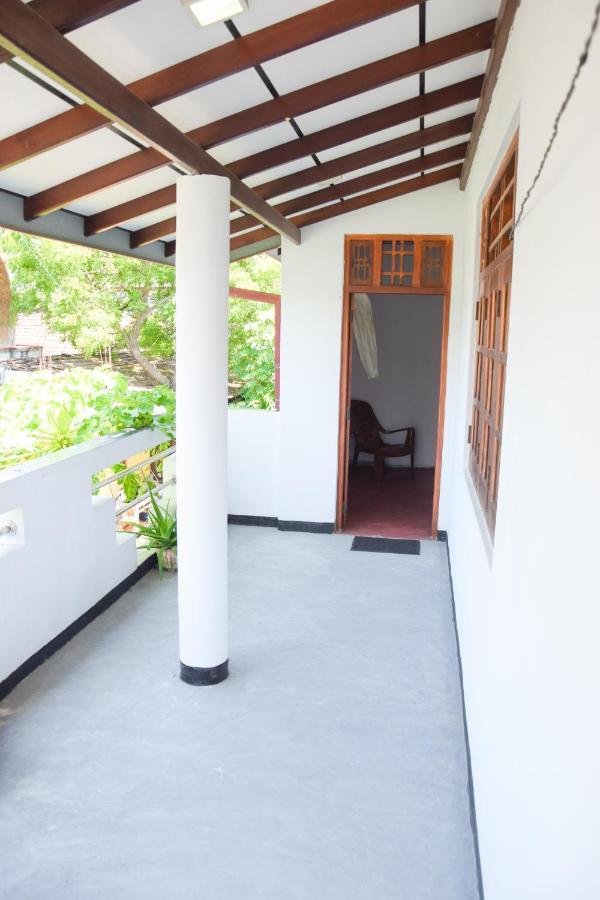 Tharaka Homestay Уелигама Екстериор снимка
