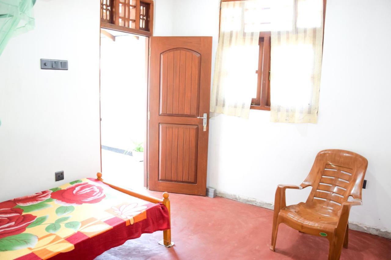Tharaka Homestay Уелигама Екстериор снимка
