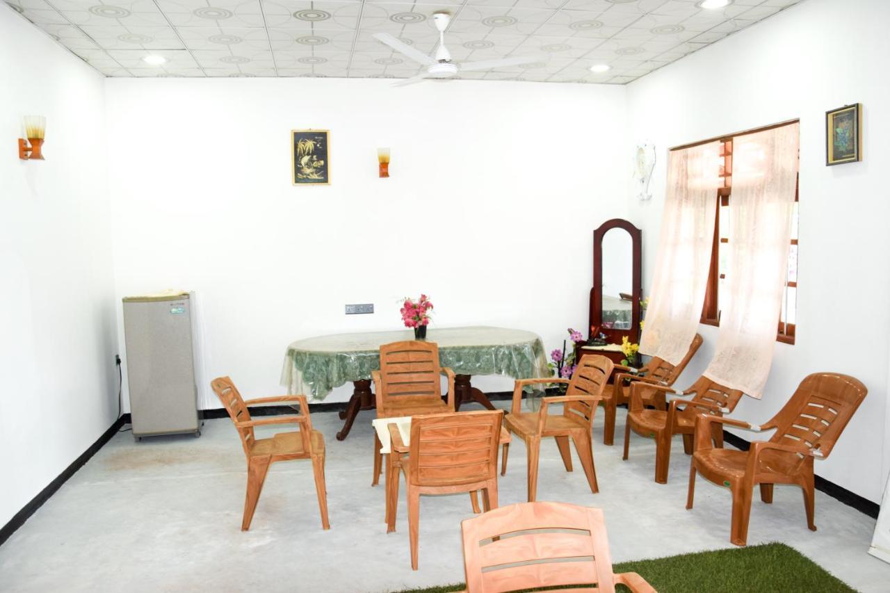 Tharaka Homestay Уелигама Екстериор снимка