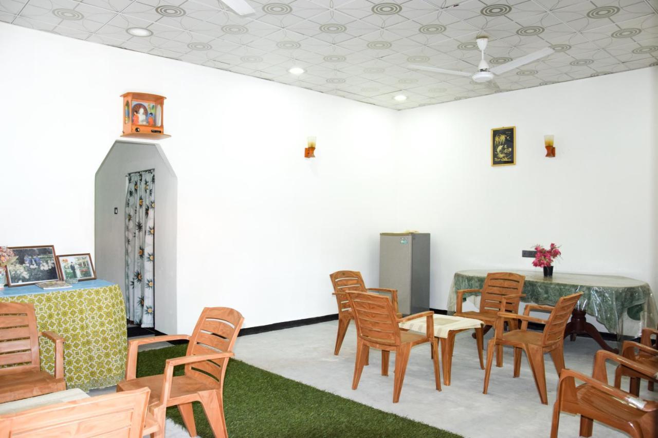 Tharaka Homestay Уелигама Екстериор снимка